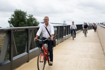 cyclistes sur le pont de martrou 