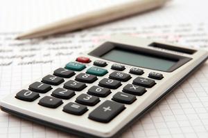 calculatrice et crayon sur un udget