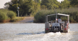 photo du bateau passeur qui se dirige vers le chemin de Charente