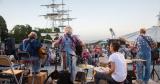 Groupe de musique devant l'acco mats